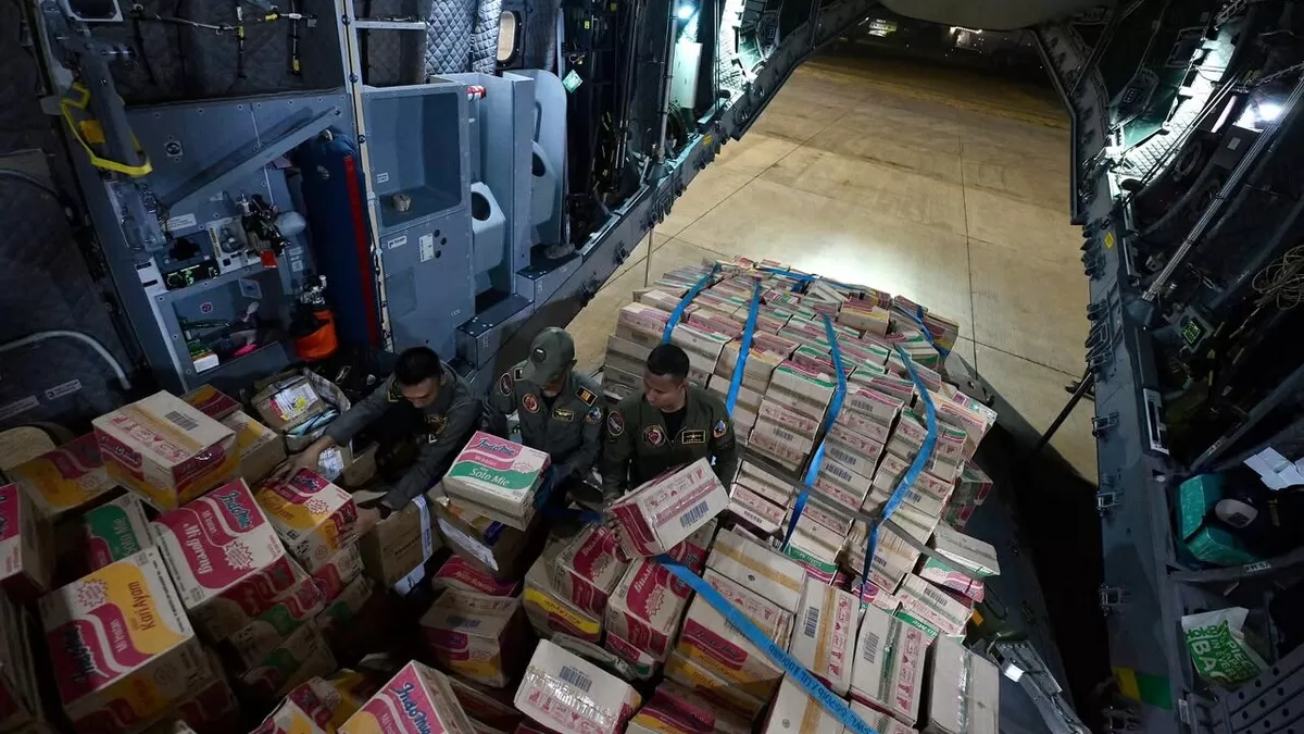 65 ton logistik diangkut menuju wilayah terdampak bencana gempa bumi di NTT dari Lanud Halim Perdanakusuma, Jakarta, pada Rabu, (19/8/26). (BPMI Setpres)