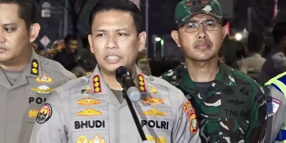 Polisi amankan setidaknya 21 orang yang melakukan aksi demo di Jakarta, ditemukan petasan hingga botol yang diduga untuk bom molotov. (Tangkapan layar YouTube Liputan6)