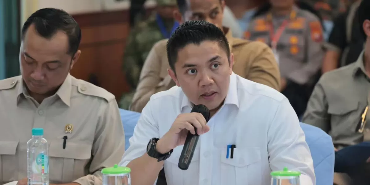 Seskab Teddy Indra Wijaya ungkap saat ini pemerintah mengerahkan empat helikopter tangani karhutla di Kalimantan. (Instagram.com/@sekretariat.kabinet)