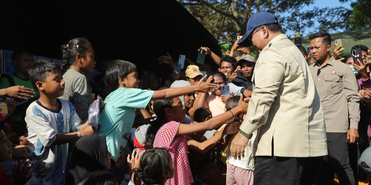Presiden Prabowo Subianto tinjau posko pengungsian korban gempa bumi di NTT di Nagekeo belum lama ini. (Bakom RI)