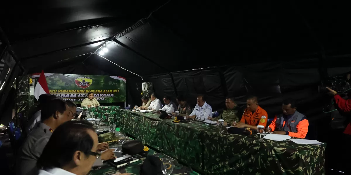 Presiden Prabowo Subianto ingatkan jajarannya untuk fokus layani korban gempa bumi di NTT, bukan untuk lakukan agenda pejabat. (Bakom RI)