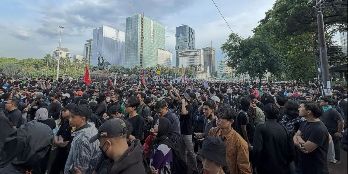 TMC Polda Metro Jaya siapkan rekayasa lalu lintas saat aksi demo di sekitar Gedung DPR dan MPR RI di Senayan, Jakarta. (Instagram.com/@jakartabanget.id)
