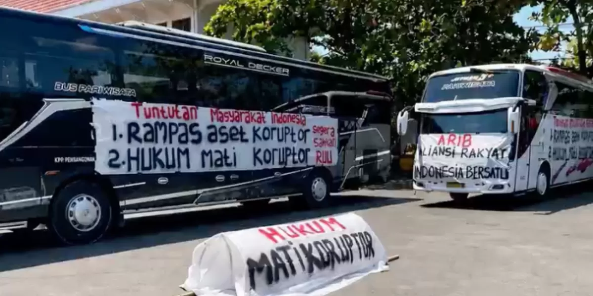 Aliansi Masyarakat Pati Bersatu atau AMPB tegaskan dua tuntutan dalam aksi demo depan DPR dan MPR RI di Jakarta. (Instagram.com/@ampbpati)