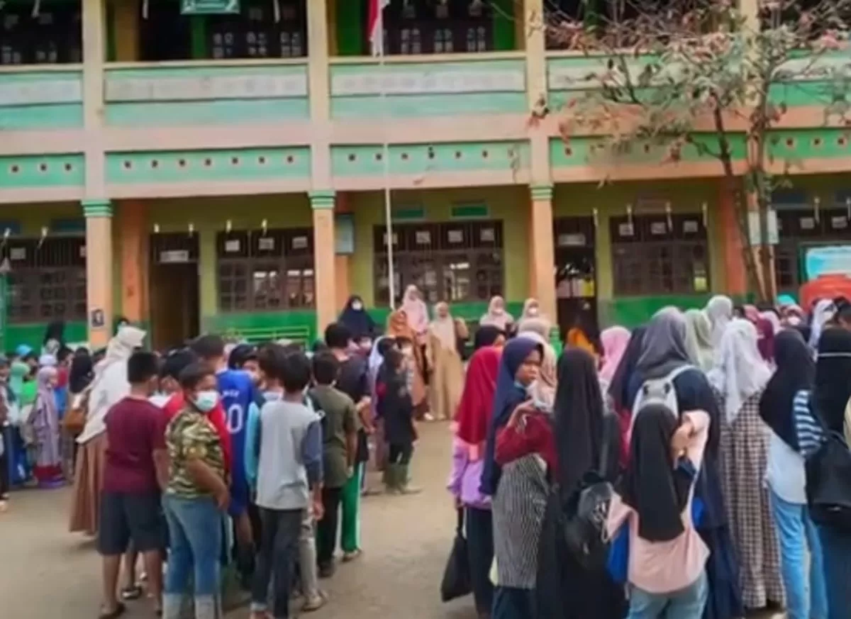 Anak-anak di Aceh Tamiang sudah mulai bersekolah. (TikTok/almehra45)