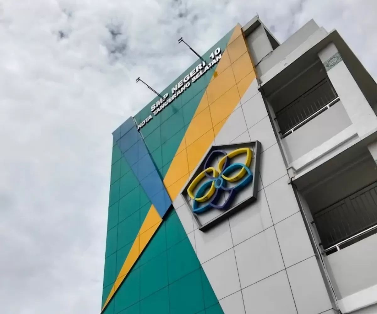 Pengakuan seorang alumni SMP Negeri 10 Tangerang Selatan yang menyoroti dugaan praktik pungutan liar 