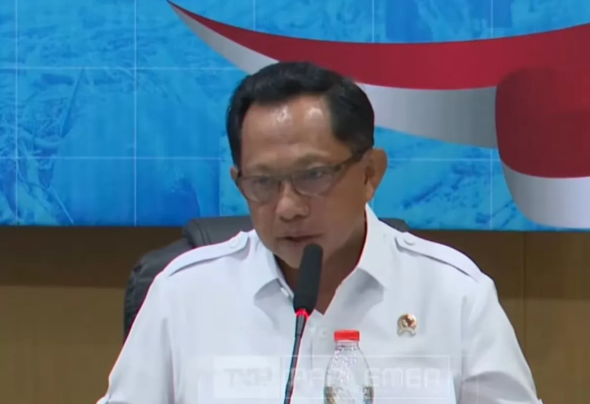 Mendagri Tito saat rapat koordinasi bersama minta tambahan personel pada TNI dan Polri untuk pembersihan lumpur Sumatera. (YouTube / DPR RI)