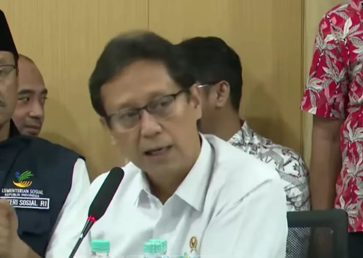 Menkes Budi Gunadi singgung mahalnya tiket pesawat ke Aceh saat rakor penanganan bencana Sumatera. (YouTube/DPR RI)