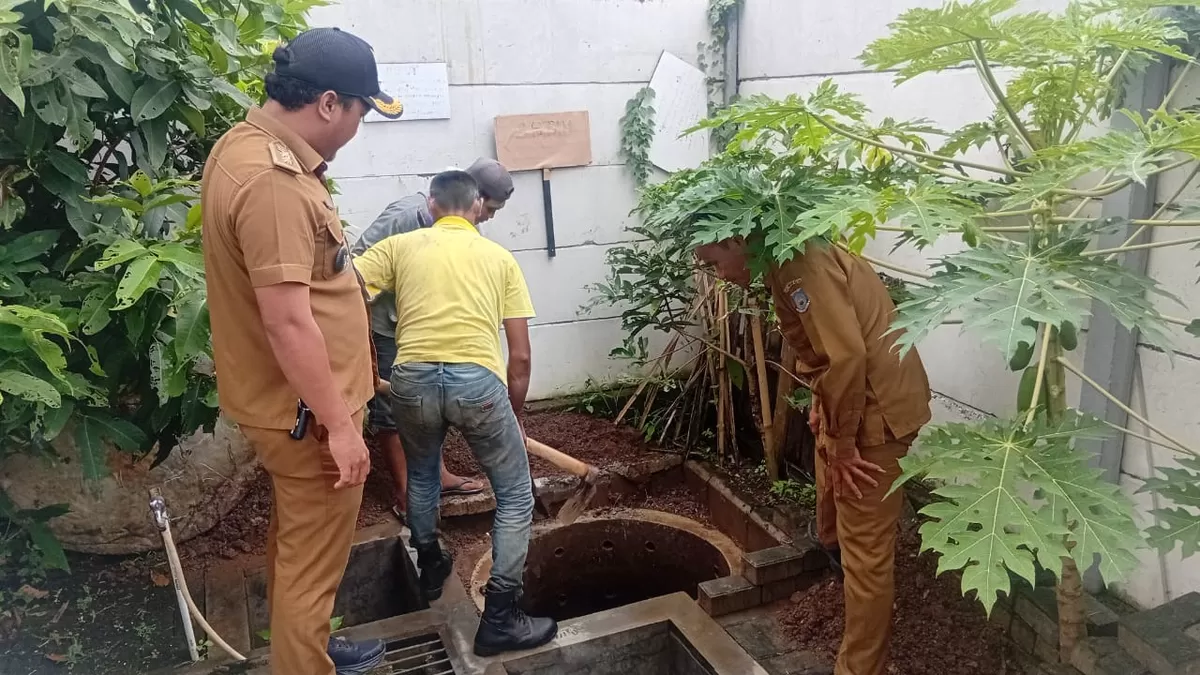 Pengelolaan sampah berbasis lingkungan melalui pembuatan Teba Sampah Organik dan biopori