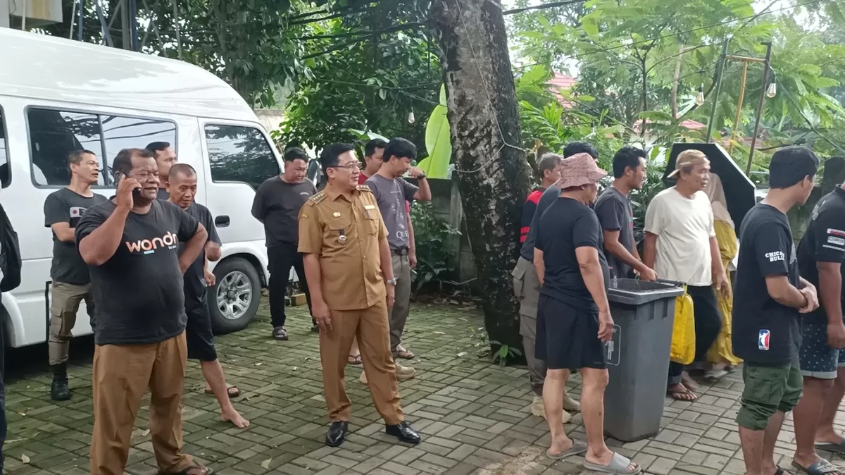 Bersama Camat Pondok Aren, warga dari 11 kelurahan bergotong royong membuat Teba Sampah Organik