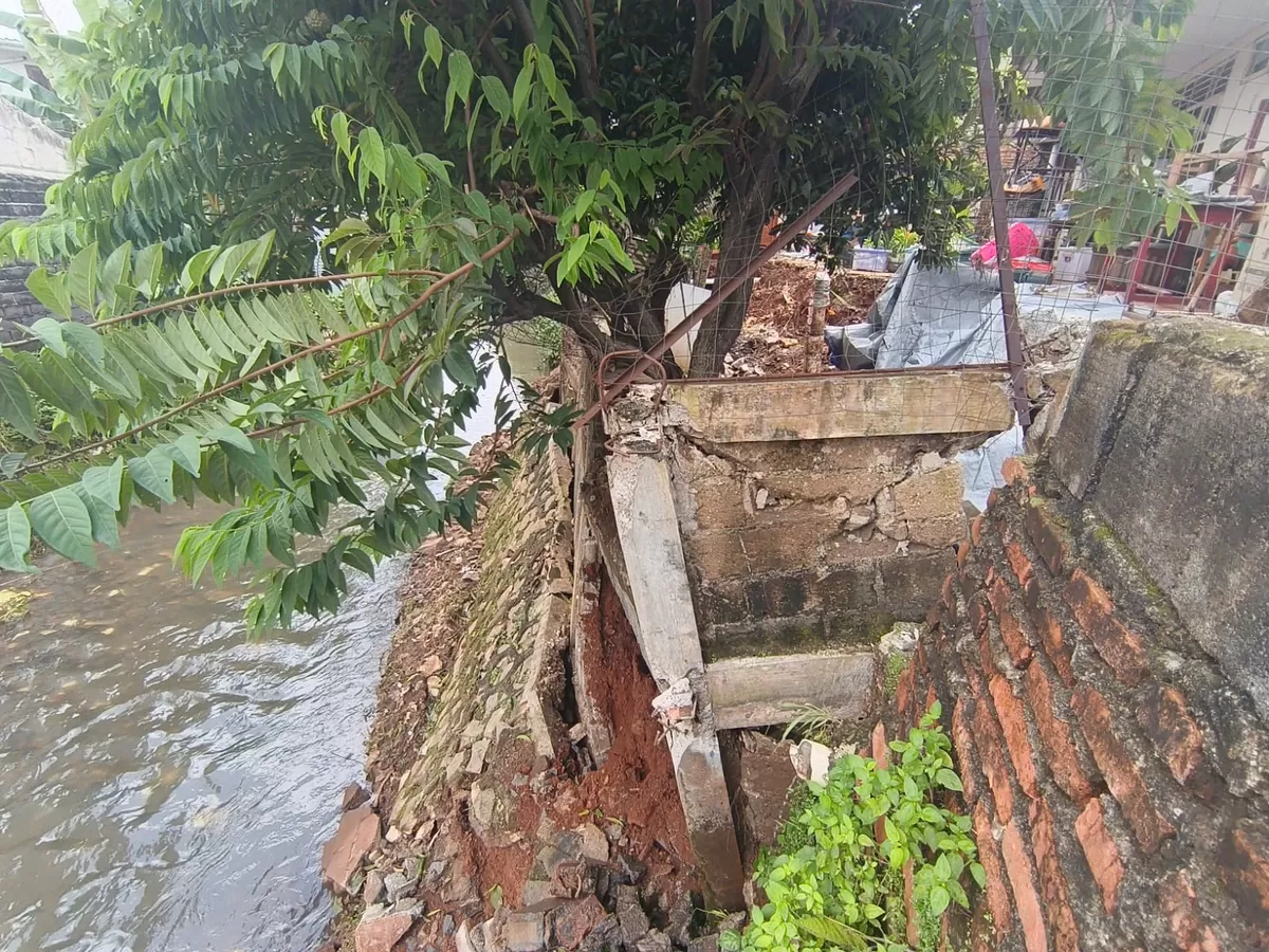 Kerusakan tersebut diduga kuat menjadi penyebab utama terjadinya erosi tanah di bawah permukaan.