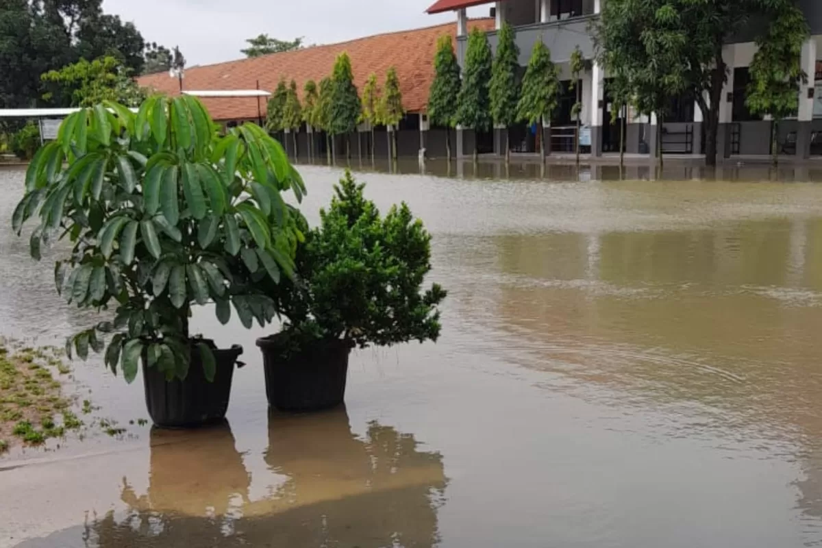 Genangan juga meluas ke koridor dan lorong antar kelas, sehingga membuat lantai licin dan berpotensi membahayakan siswa 