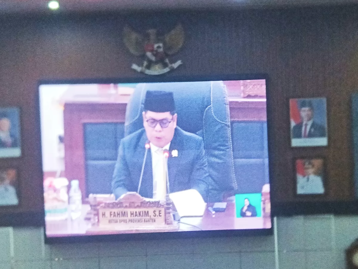 Rapat paripurna tersebut digelar di Aula DPRD Provinsi Banten dan dipimpin langsung oleh Ketua DPRD Provinsi Banten, H. Fahmi Hakim, S.E.