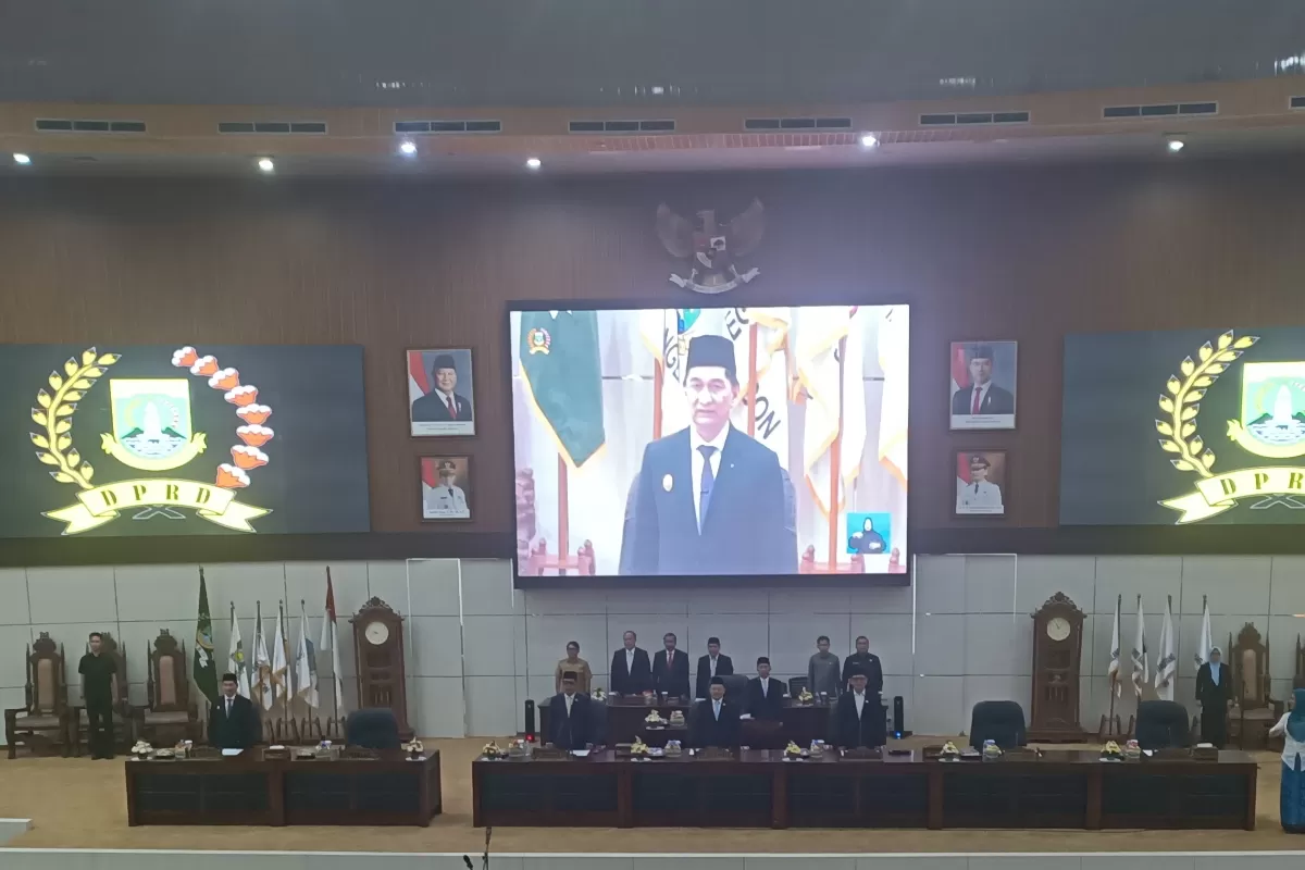 Rapat paripurna yang berlangsung di Aula DPRD Provinsi Banten itu menetapkan Riyan Hidayat, S.Sos. 