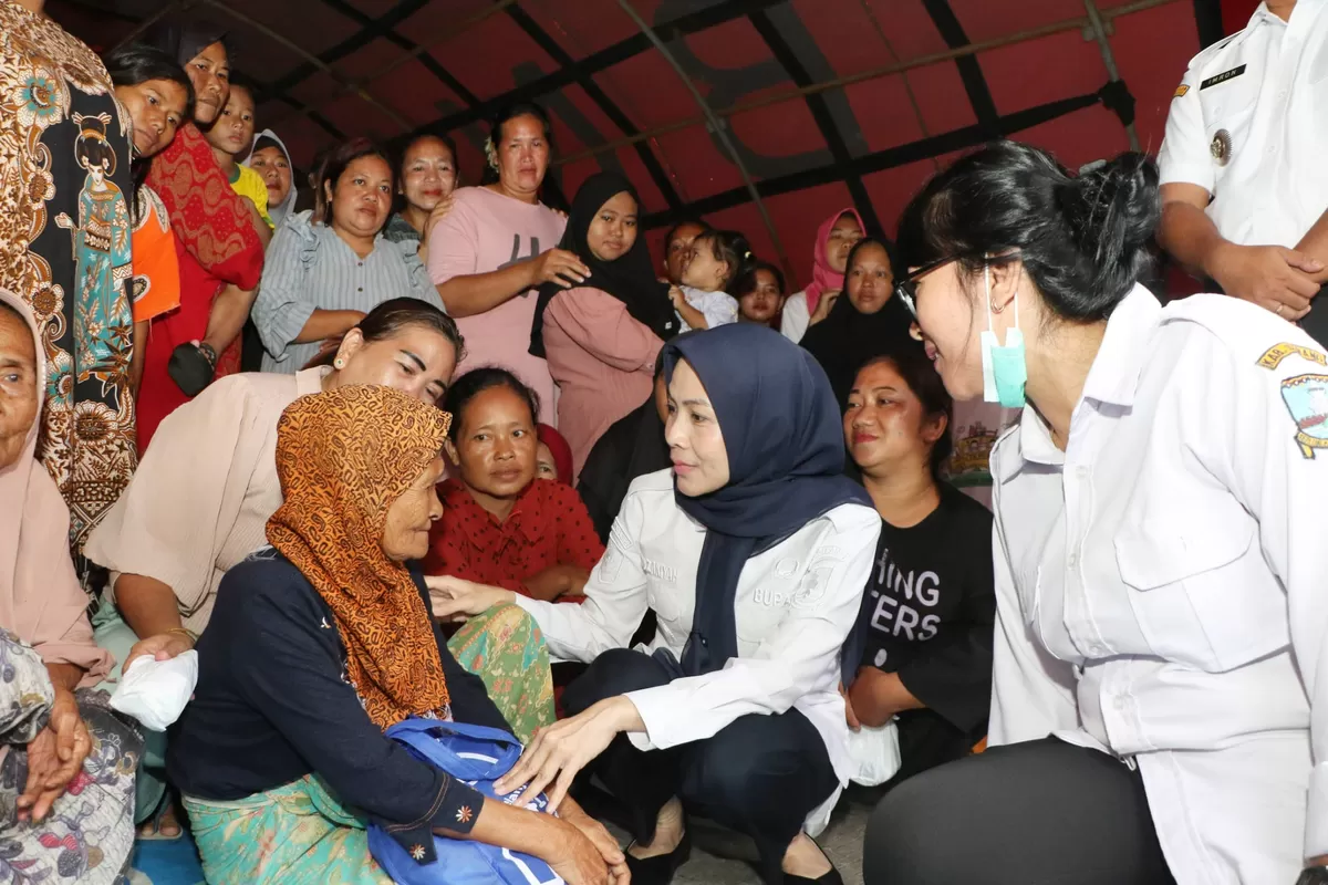 Ratu Zakiyah sapaan Ratu Rachmatuzakiyah mengaku prihatin atas bencana banjir yang melanda 3 Desa yakni, Mekar Sari, Pamanuk dan Desa Carenang.
