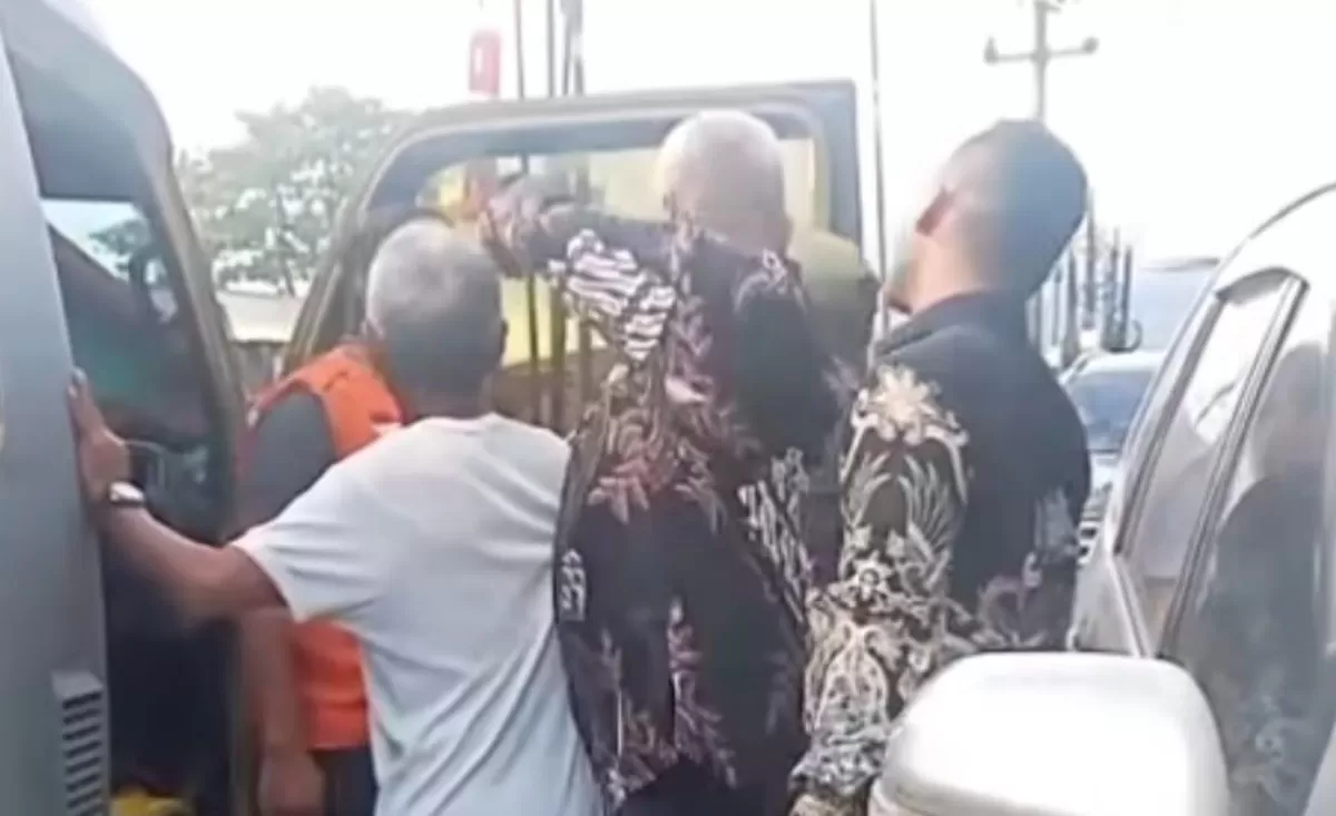 Momen viral sopir ambulans diintimidasi panitia pernikahan di Cilegon. (TikTok/relawan_rescue)