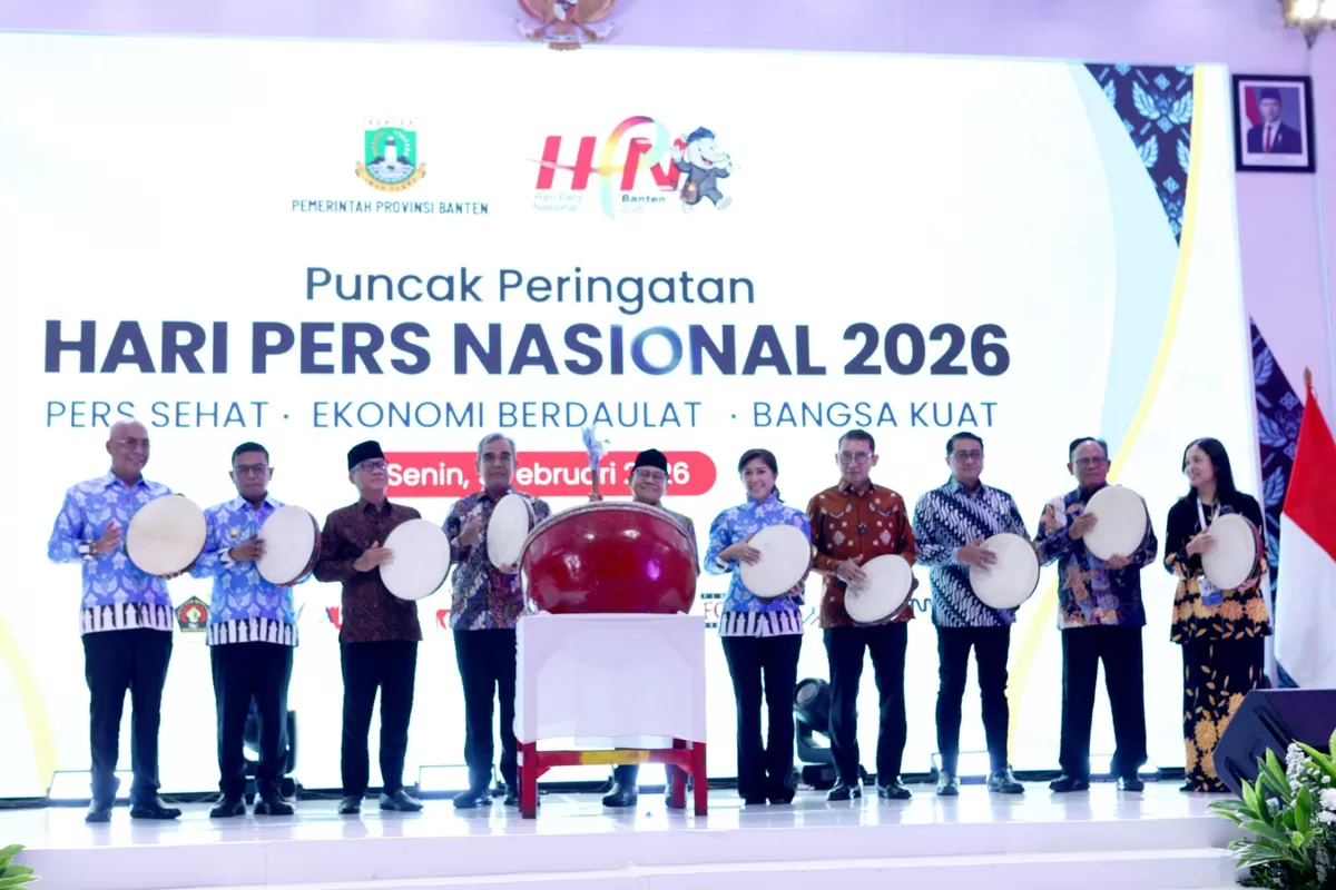 Turut hadir Menteri Komunikasi dan Digital Meutya Hafid serta Gubernur Banten Andra Soni.