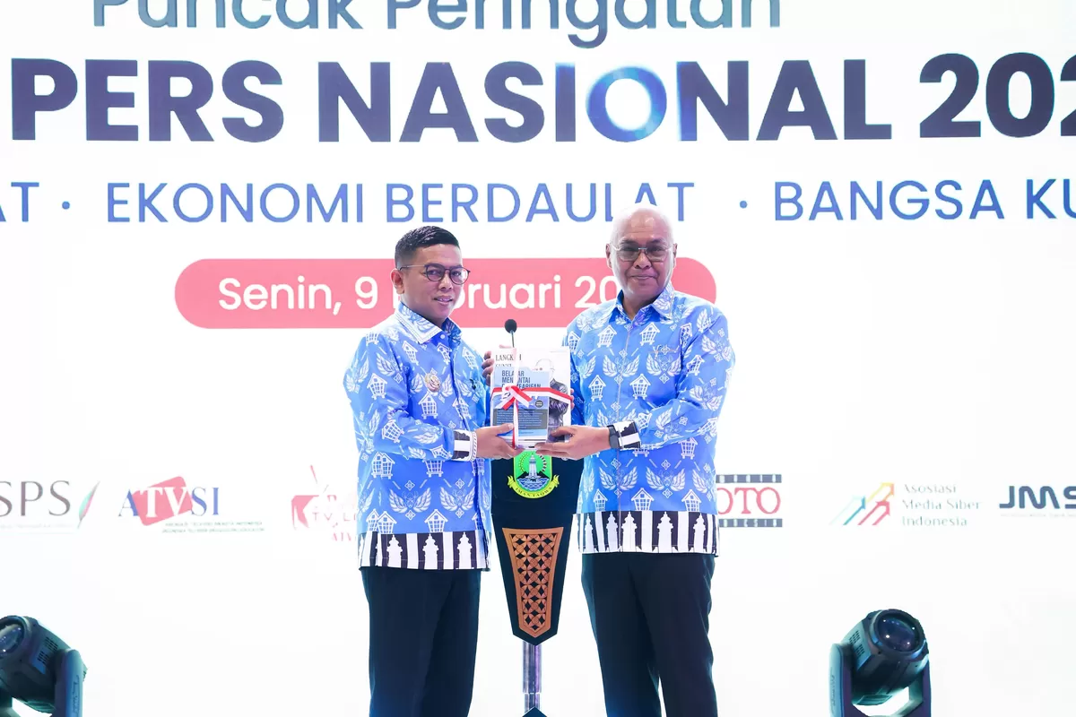 Sebagai bentuk apresiasi dan penghormatan atas dedikasi Pemprov Banten, PWI memberikan penghargaan kepada Gubernur Andra Soni.