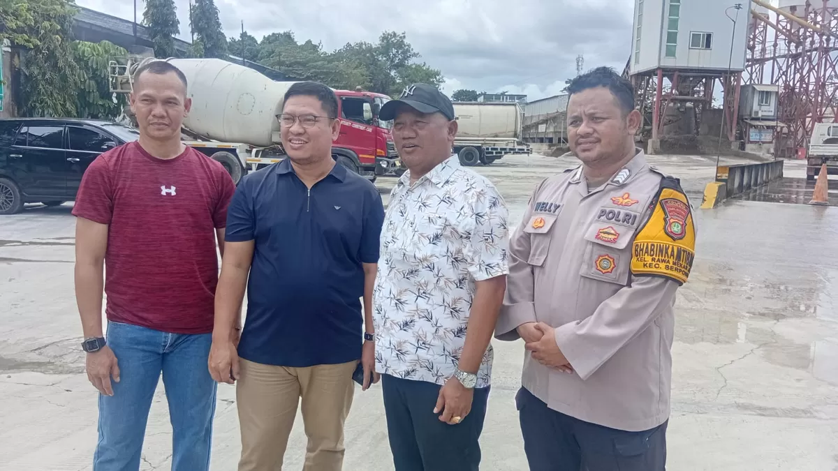 Anggota DPRD Tangsel Badrussalam didampingi Lurah Rawamekar Jaya Rahmad Kurnia, Ketua RT.013 dan Anggota Polsek Serpong di Lokasi PT Adhimix RMC Indonesia.