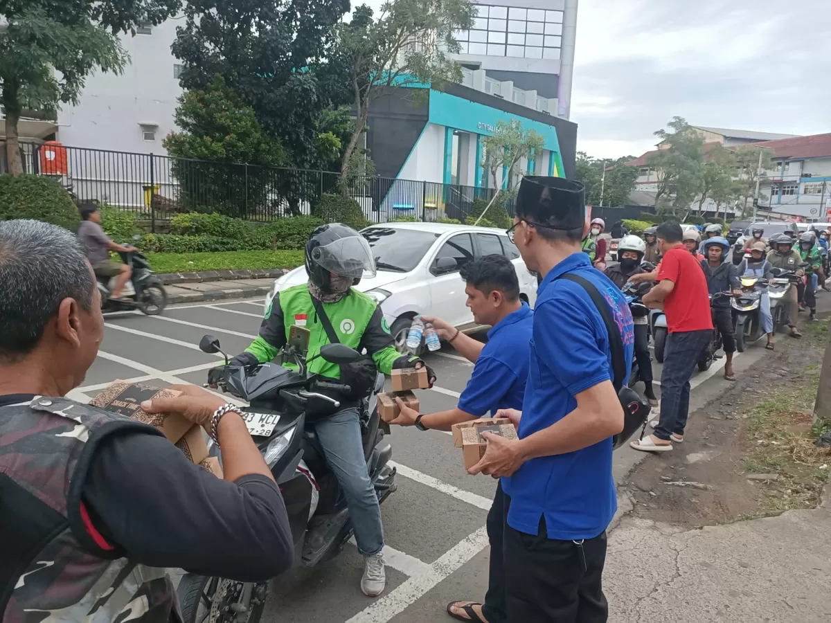 SMSI Tangsel membagikan 75 paket takjil kepada pengguna jalan, khususnya pengemudi ojek online (ojol)