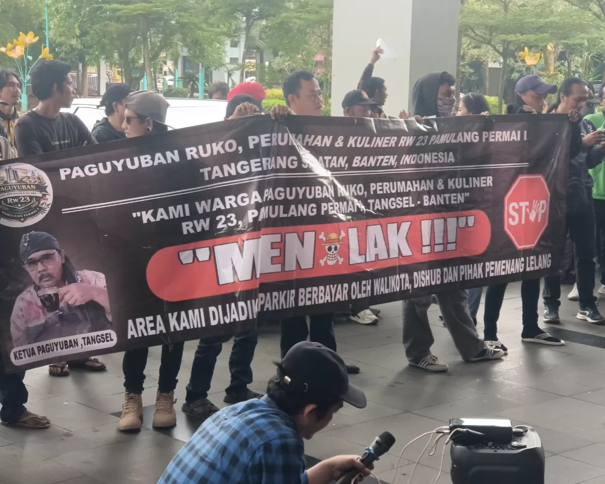 Aksi berlangsung tertib dengan membawa spanduk dan poster berisi penolakan terhadap kebijakan parkir berbayar.