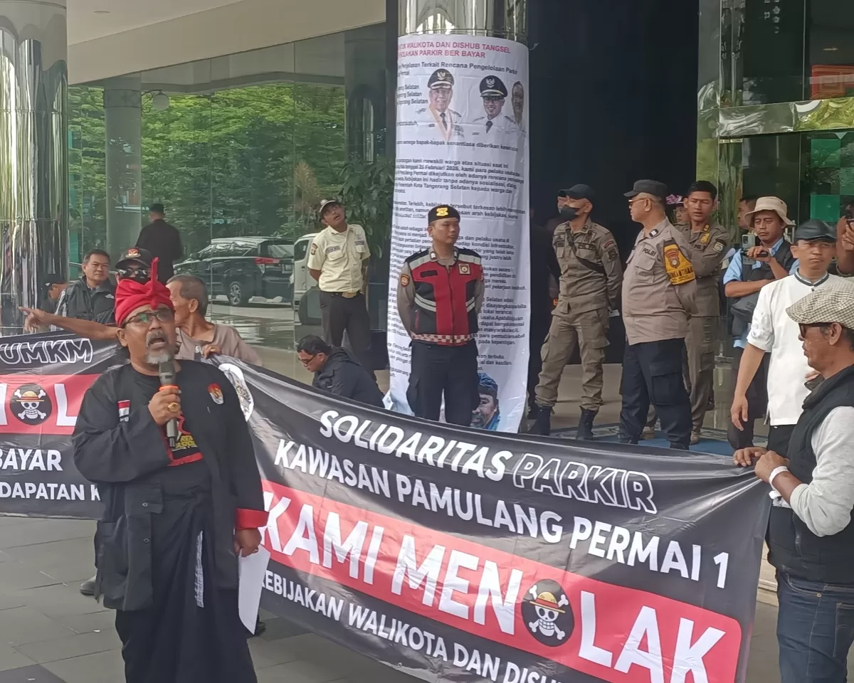 aksi penolakan kebijakan Parkir berbayar di lobby Kantor Pemerintah Kota Tangerang Selatan