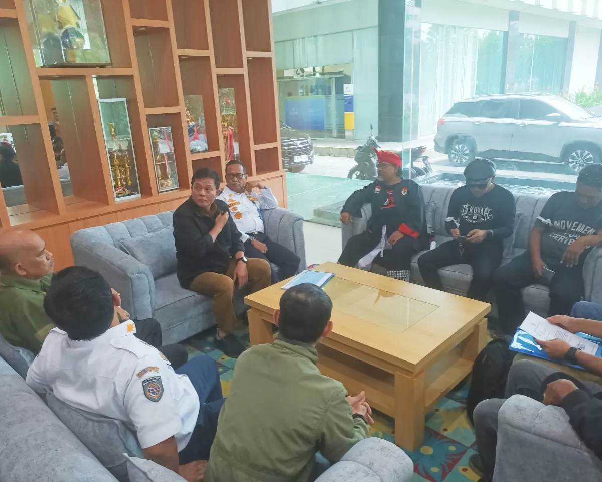 dialog terbuka dengan Dinas Perhubungan Kota Tangerang Selatan di lobi Pemerintah Kota Tangerang Selatan