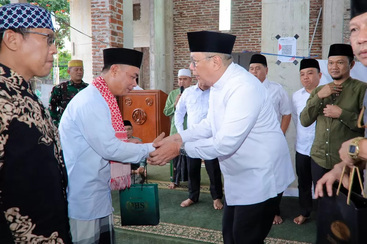 Menyalurkan bantuan kepada imam masjid, marbot, dan guru ngaji se-Kota Tangerang Selatan.