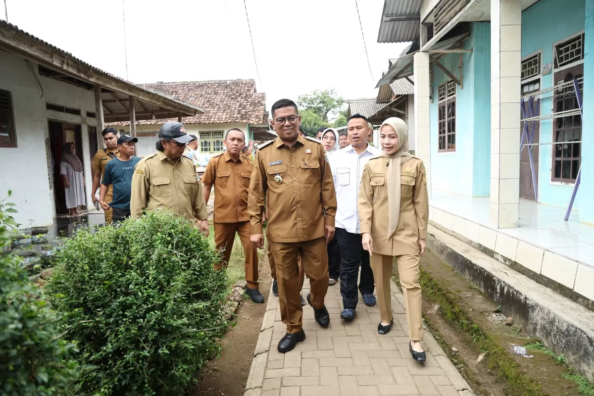 Meninjau pembangunan jalan lingkungan di Kampung Kopi Bera, Desa Cinangka, Kecamatan Cinangka