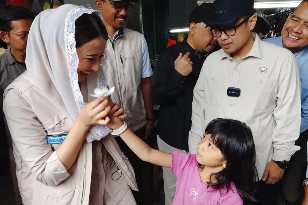 Seorang anak perempuan tiba-tiba menghampiri rombongan dan memberikan bunga berwarna putih kepada Wamen Dyah Roro Esti. 
