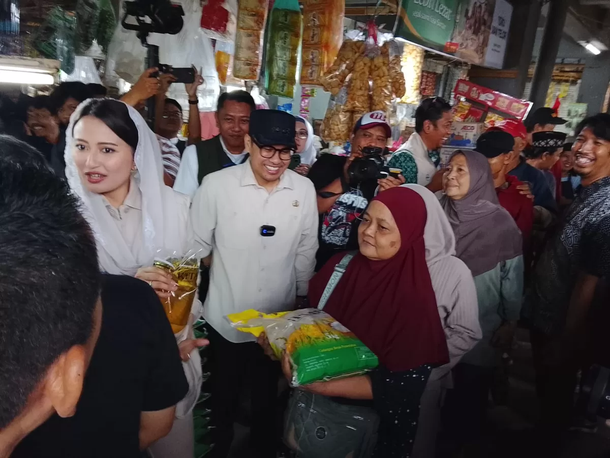 Wakil Menteri Perdagangan Dyah Roro Esti Widya Putri dari Kementerian Perdagangan Direktorat Jenderal Perdagangan Dalam Negeri meninjau sejumlah lapak pedagang dan berdialog dengan pedagang serta pembeli terkait harga sembako di pasar tradisional 