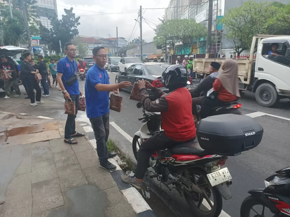 Kegiatan sosial yang menjadi agenda rutin SMSI Tangsel setiap Ramadan ini menyasar masyarakat yang masih berada di perjalanan