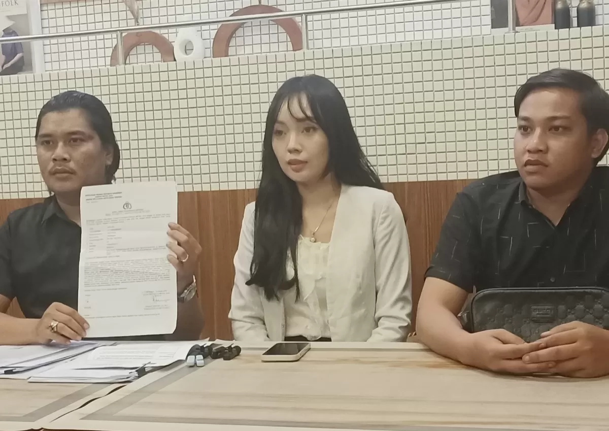 Serlina saat memberikan keterangan kepada awak media di Kawasan Bintaro Sektor 9, Pondok Aren, Kota Tangerang Selatan.