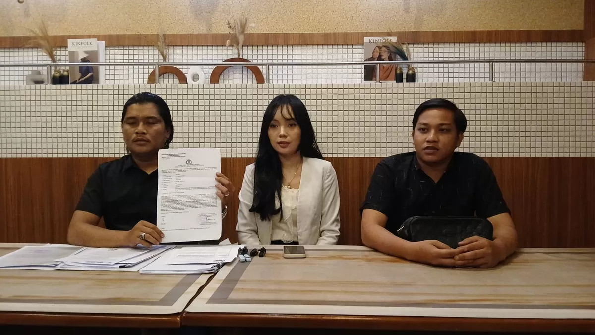 Didampingi kuasa hukumnya, Indra Firmansyah Lubis SH MH, Serlina menyampaikan keterangan kepada awak media