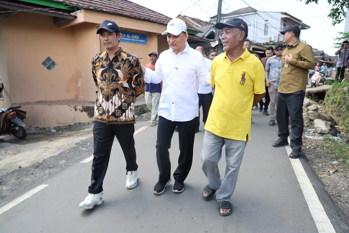 meninjau dua titik hasil program Bangun Jalan Desa Sejahtera (Bang Andra) dalam rangkaian Safari Ramadan