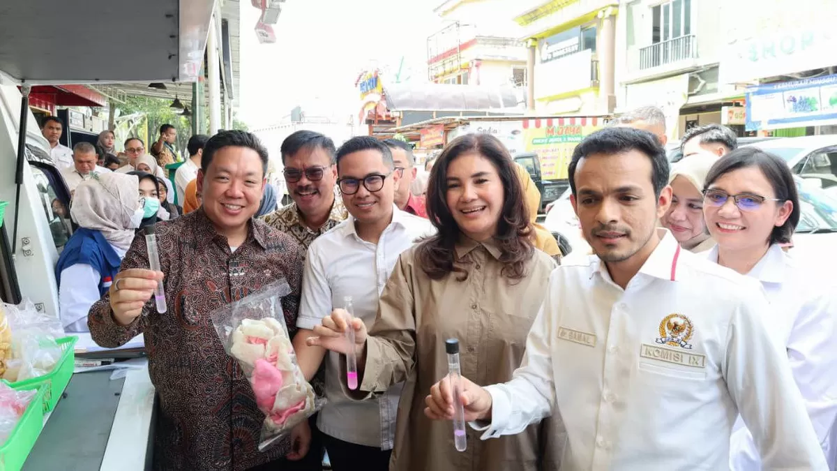 Melakukan pemantauan keamanan pangan di Pasar Modern BSD, Kota Tangerang Selatan