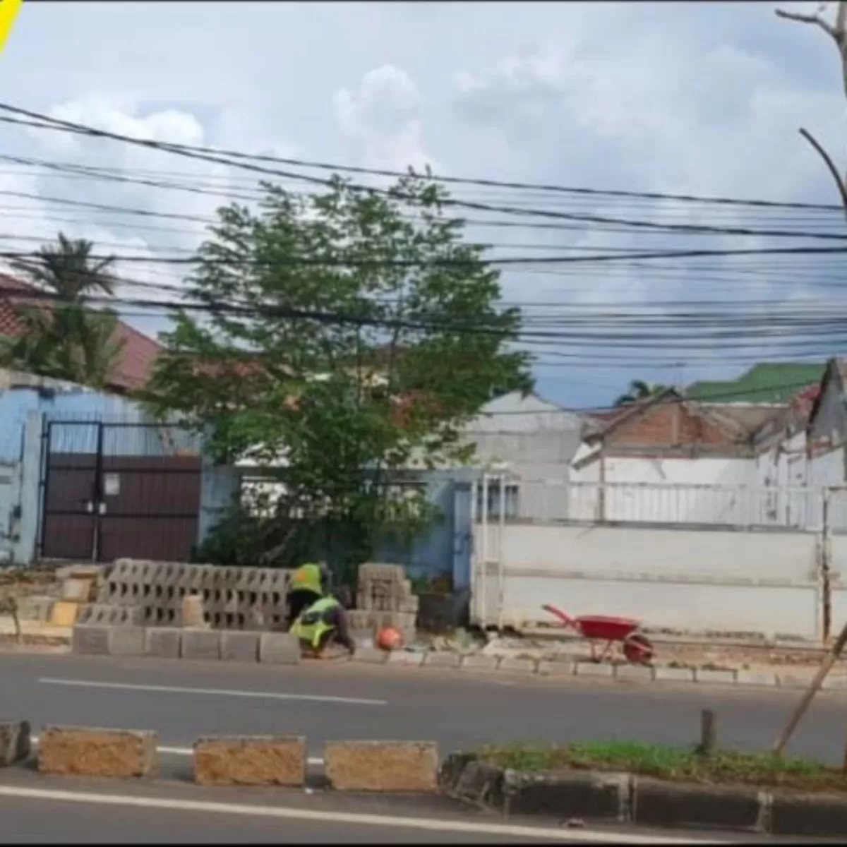 Pihak pengembang mengaku mengalami kesulitan memperoleh dukungan izin lingkungan dari Ketua RT setempat.