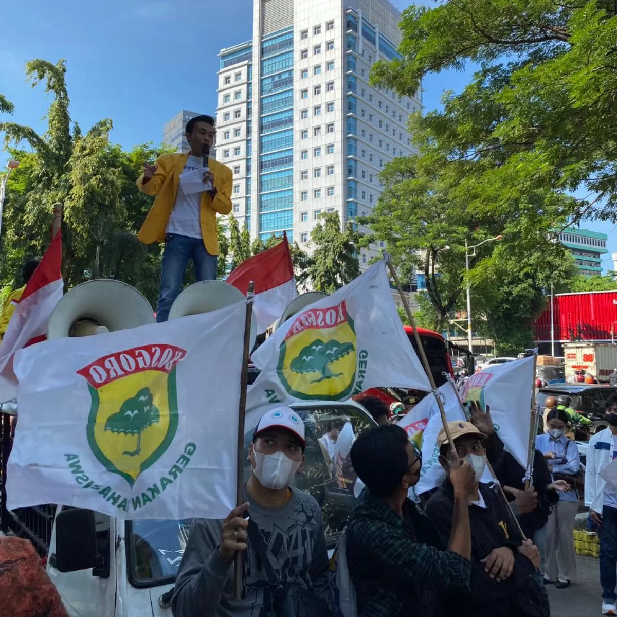 Gerakan Mahasiswa (Gema) Kosgoro menggelar aksi unjuk rasa di depan kantor Badan Gizi Nasional (BGN) 