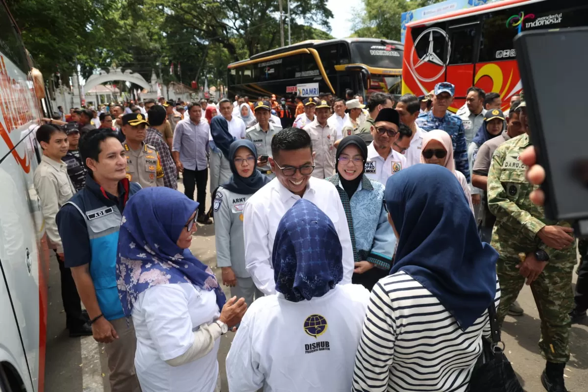 Sebanyak 22 bus diberangkatkan dari Alun-Alun Kota Serang menuju berbagai kota tujuan di Pulau Jawa dan Sumatra.