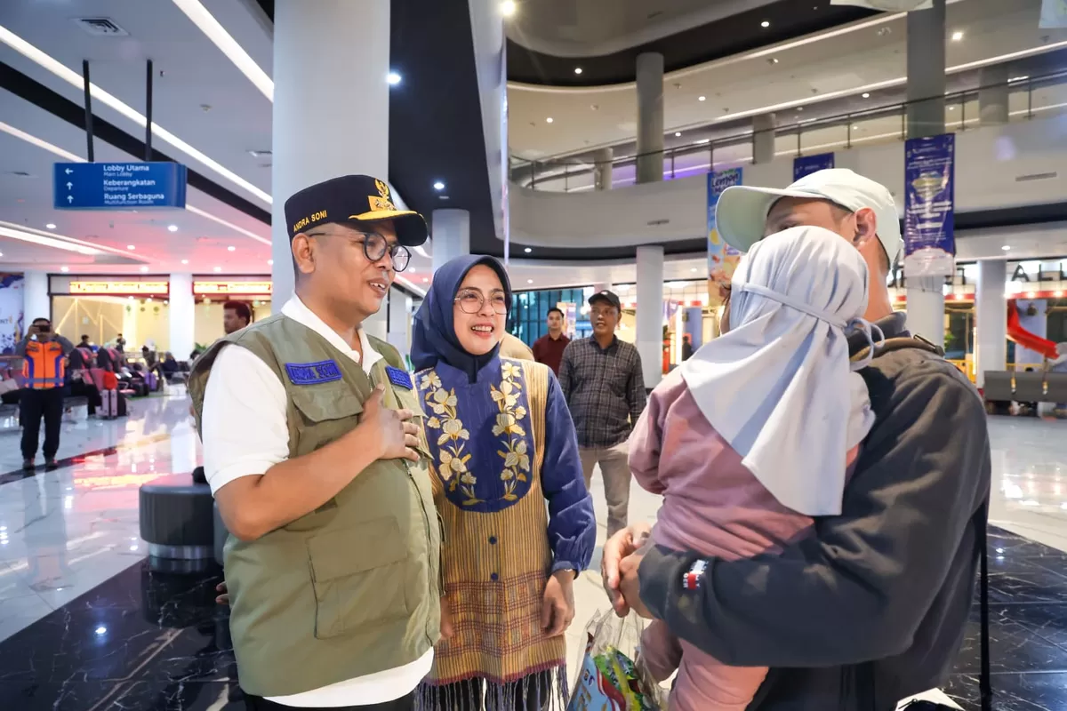 ​Dalam kunjungan tersebut, Andra menyempatkan diri berdialog langsung dengan masyarakat yang hendak menyeberang melalui Pelabuhan Merak