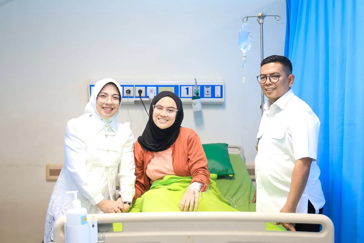 Andra Soni bersama Ketua Tim Penggerak Pemberdayaan dan Kesejahteraan Keluarga (TP-PKK) Provinsi Banten, Tinawati Andra Soni, saat meninjau sejumlah rumah sakit di Kota Serang