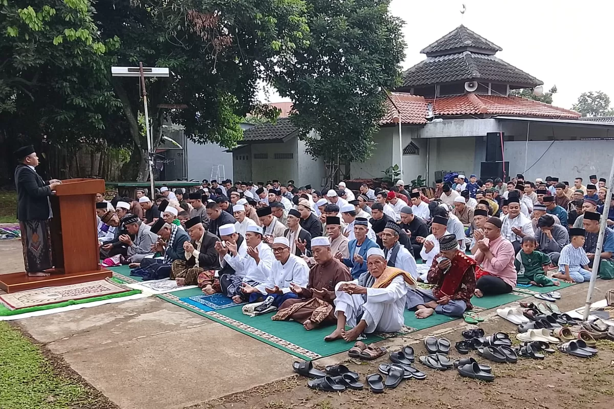 Suasana religius terasa kental saat jamaah mulai berdatangan. 