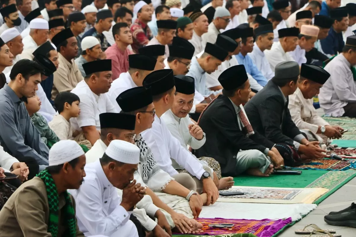 Wakil Bupati Serang Muhammad Najib Hamas melaksanakan sholat Idul Fitri 1447 Hijriyah di Alun-alun Kecamatan Kramatwatu 