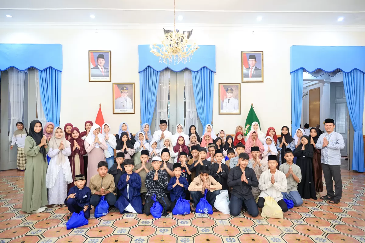Mengajak masyarakat Banten khususnya yatim piatu dan duafa untuk datang ke Gedung Negara Provinsi Banten yang merupakan kawasan Rumah Dinas Gubernur.