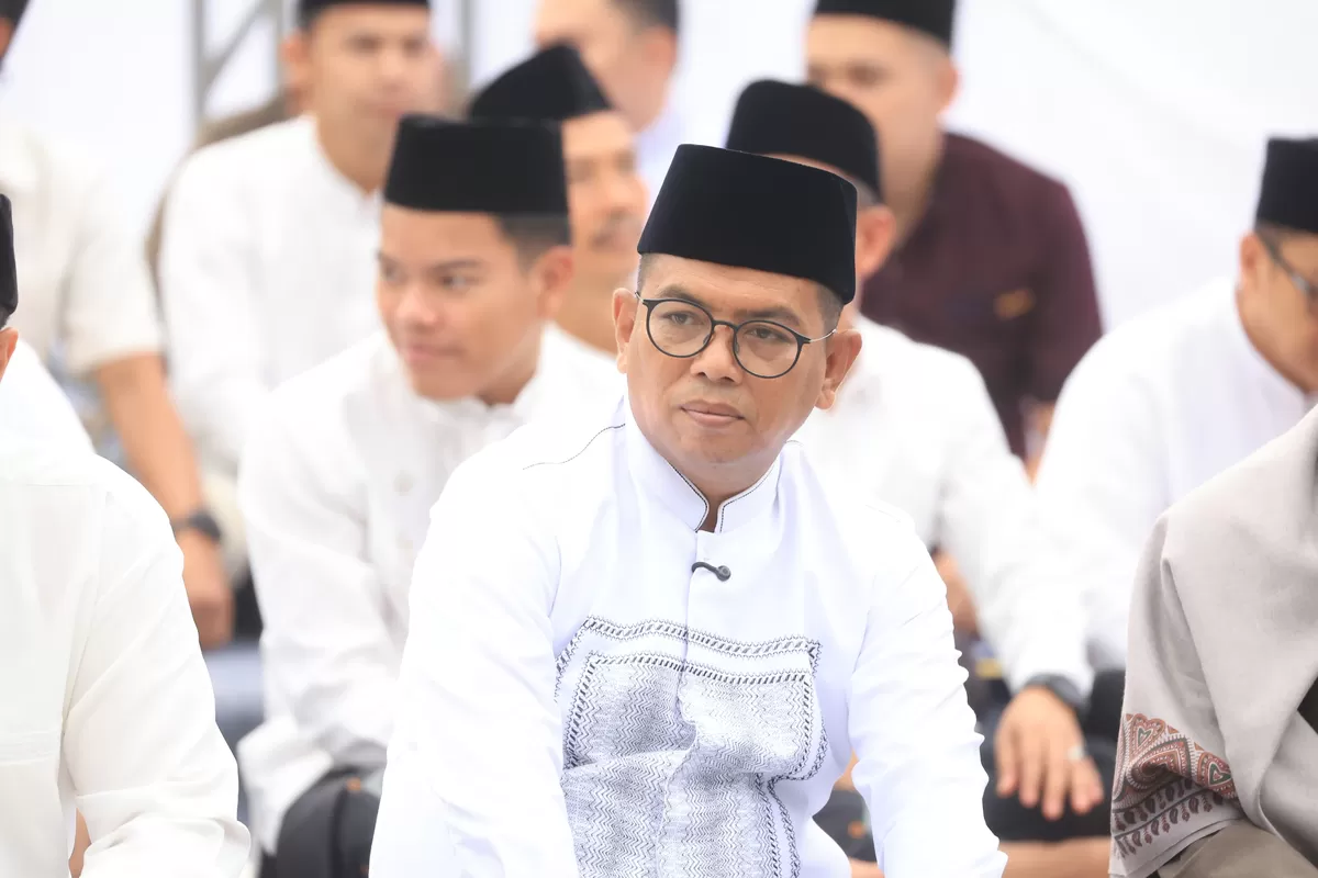 Andra Soni melaksanakan salat Idulfitri 1447 Hijriah bersama masyarakat di Alun-Alun Barat Kota Serang