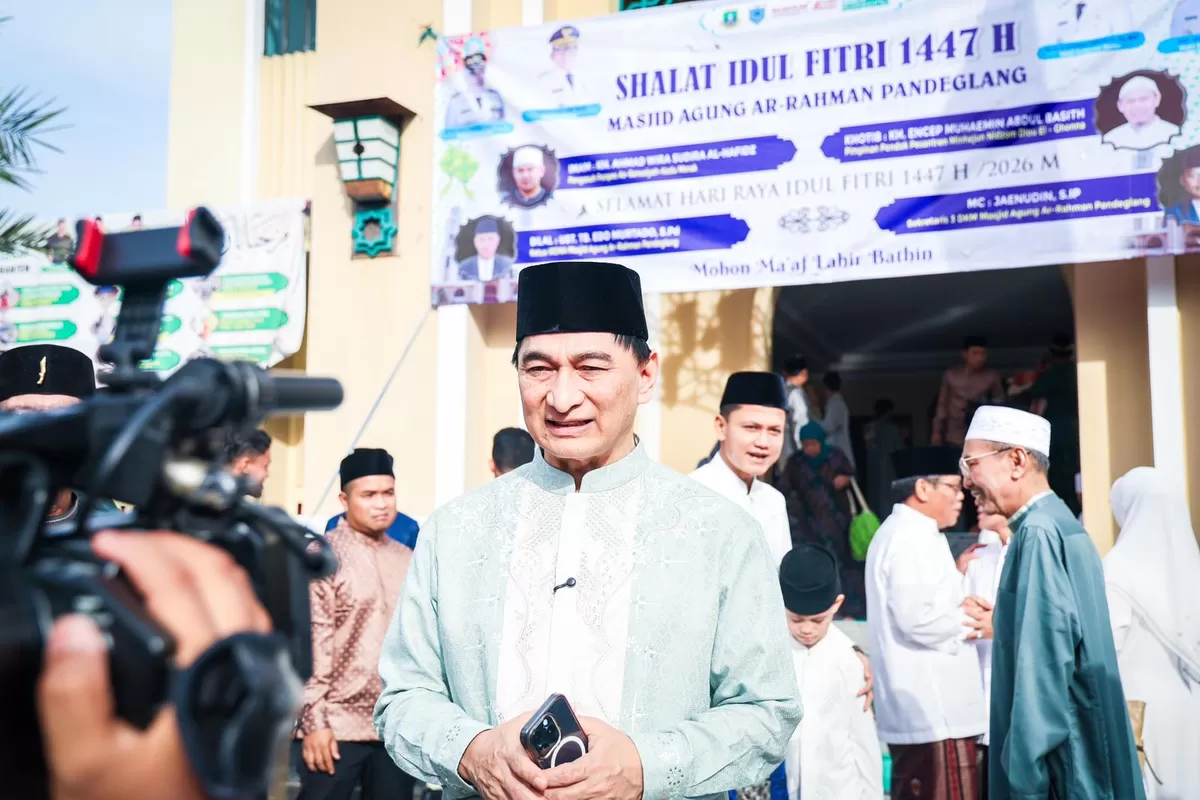 Wakil Gubernur (Wagub) Banten Achmad Dimyati Natakusumah berbaur dan bersalaman langsung dengan masyarakat