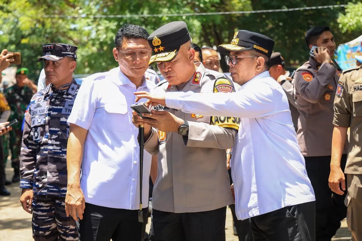 Memantau kondisi kawasan wisata pantai Anyer dari Mercusuar Cikoneng, Anyer, Kabupaten Serang