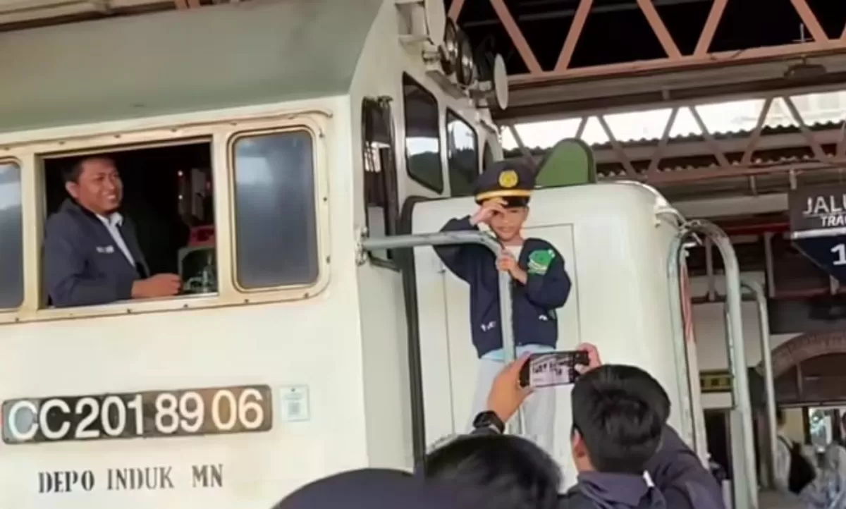Momen viral anak kecil yang berfoto di lokomotif kereta api. (Instagram/fuadihassan)