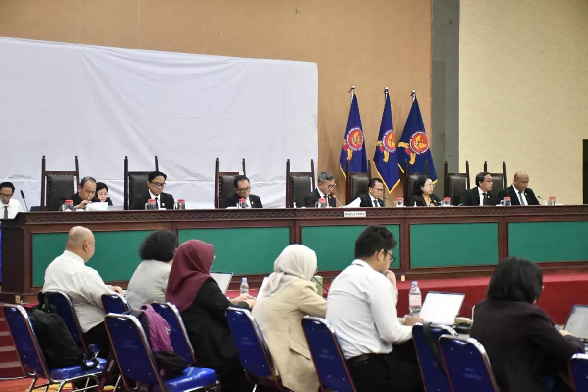 Sebanyak 97 perusahaan fintech pinjaman online (pinjol) dinyatakan bersalah melanggar Pasal 5 Undang-Undang Nomor 5 Tahun 1999 terkait praktik kartel penetapan suku bunga secara kolektif. 