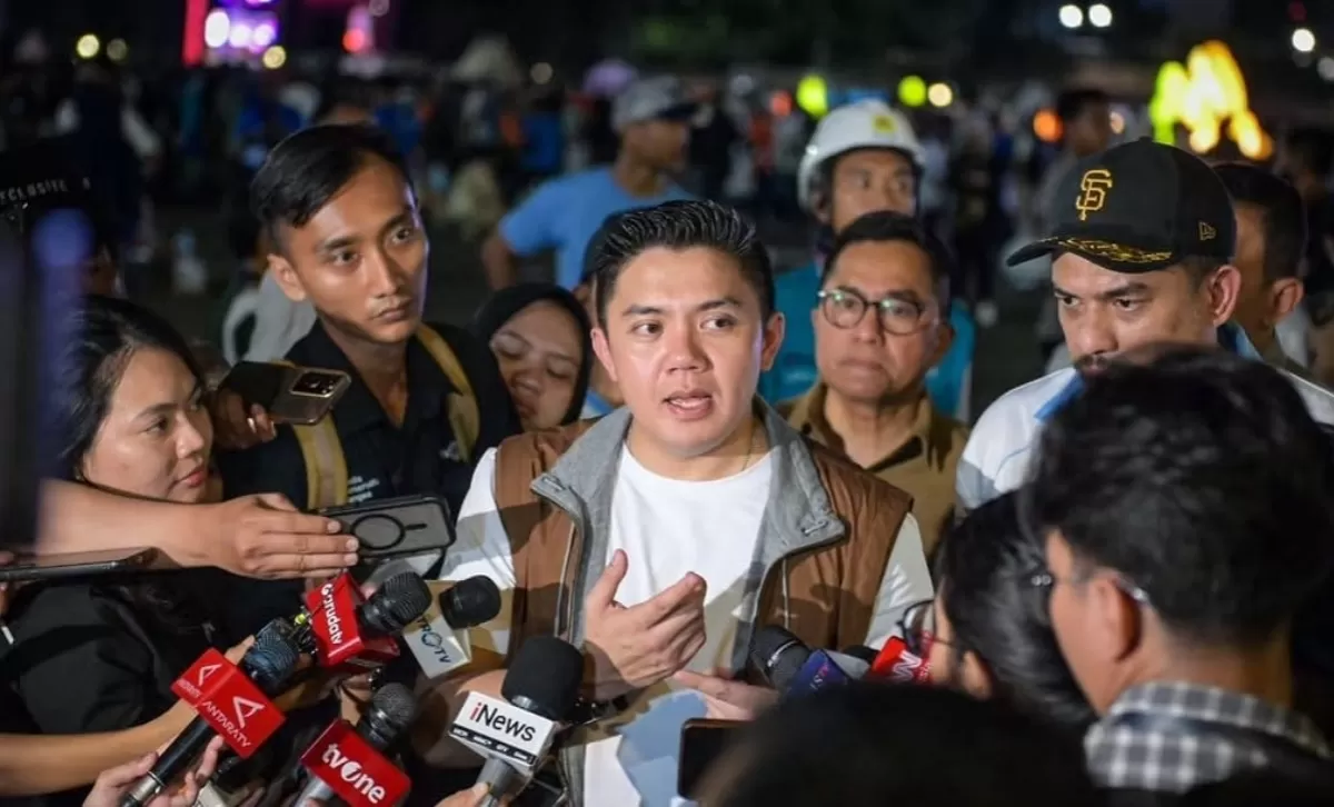 Seskab Teddy Indra Wijaya saat menghadiri bazar rakyat di Monas. (Instagram/sekretariat.kabinet)