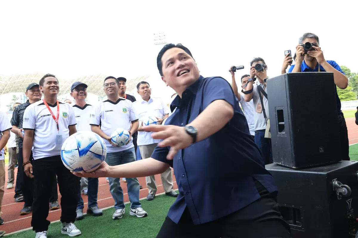 Pembukaan ditandai dengan pelemparan bola ke arah penonton